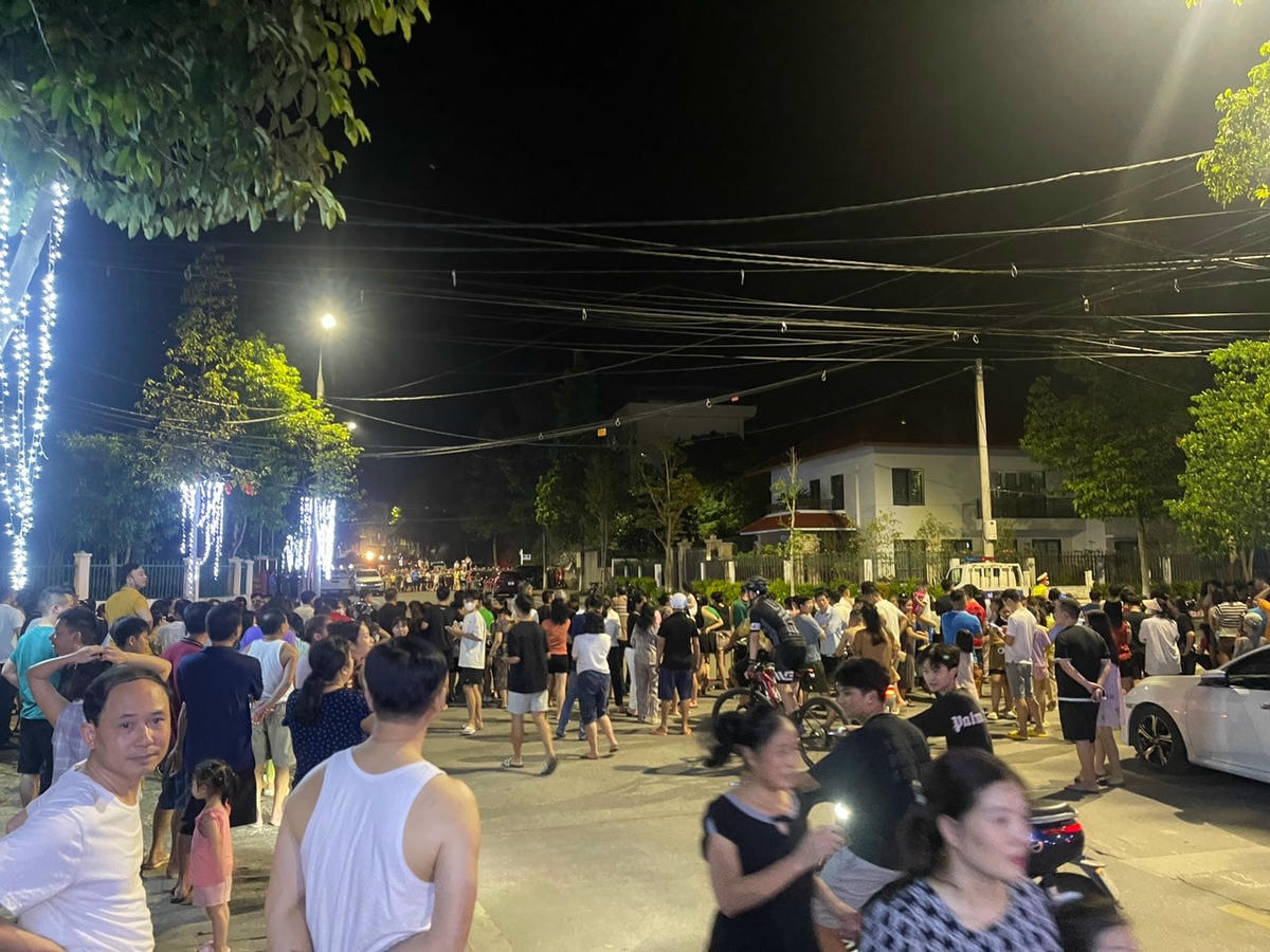 Rất đông người dân đã đến xem việc khám xét.