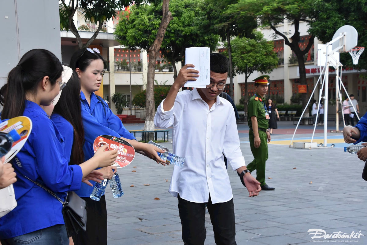 Kết thúc môn thi đầu tiên, nhiều thí sinh đánh giá đề thi môn Ngữ văn theo chương trình mới vừa sức, điểm trung bình từ 7 điểm trở lên. Ảnh: Hoàng Chiến.