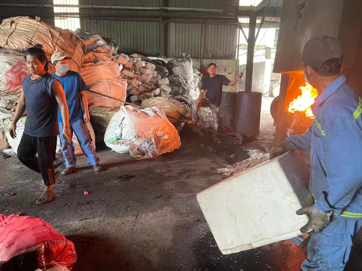 Hàng hóa nhập lậu, giả nhãn hiệu bị hủy hình dạng ban đầu và cho vào lò đốt.