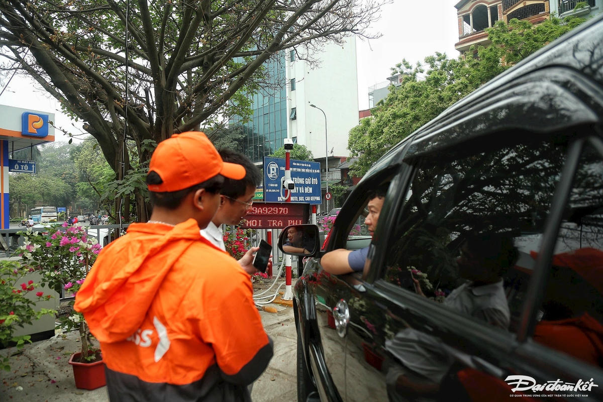 Bà Trương Kiều Anh, Phó trưởng Phòng phát triển công nghệ Sở GTVT TP Hà Nội cho biết: “Từ ngày 15/4 Sở GTVT phối hợp với các đơn vị liên quan triển khai trông giữ xe không dùng tiền mặt tại 7 điểm do Công ty TNHH MTV Khai thác điểm đỗ xe Hà Nội đang khai thác. Trong đó có 1 điểm trông giữ xe ô tô kín, 5 điểm dưới lòng đường và 1 điểm trông giữ xe máy”.