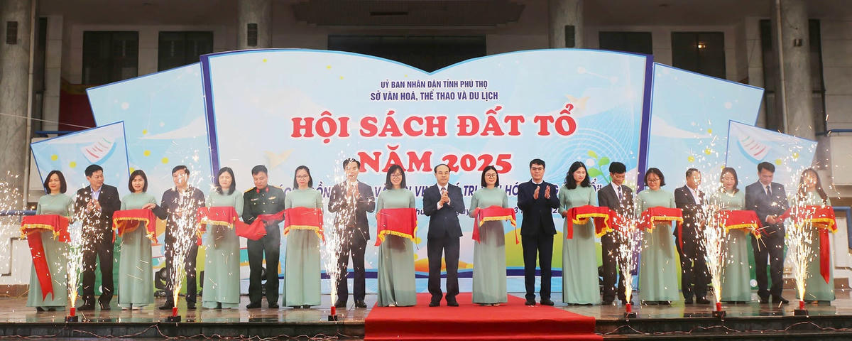 Các đại biểu cắt băng khai mạc Hội sách Đất Tổ 2025. Ảnh: Thanh Hòa.