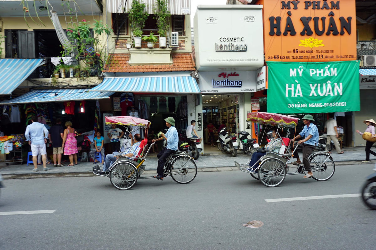 Nhiều con phố không còn bán những sản phẩm gắn với tên gọi. Ảnh: Quang Vinh.