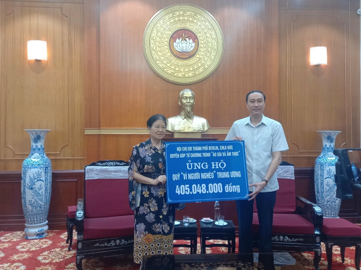 Phó Chủ tịch Phùng Khánh Tài tiếp nhận ủng hộ Quỹ Vì người nghèo Trung ương.