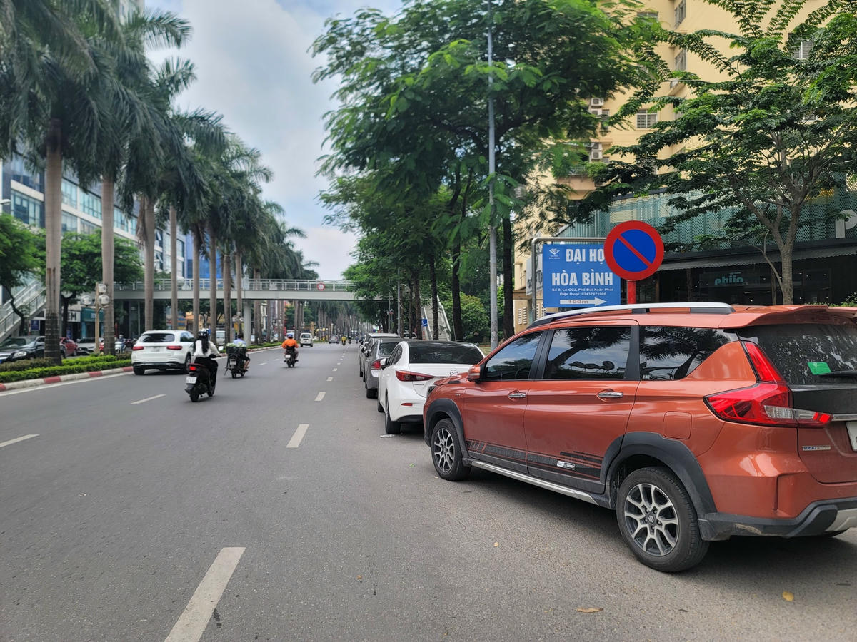 Nhiều ô tô đỗ ngay dưới biển báo 