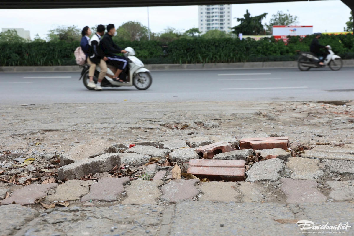 PGS.TS Nguyễn Thị Thu Thủy - Chuyên gia giao thông cho rằng, thời gian qua đường Nguyễn Xiển hay quá tải phương tiện, nhất là giờ cao điểm lên người đi xe máy thường xuyên leo lên vỉa hè để di chuyển càng khiến vỉa hè nhanh xuống cấp, bị xới tung.