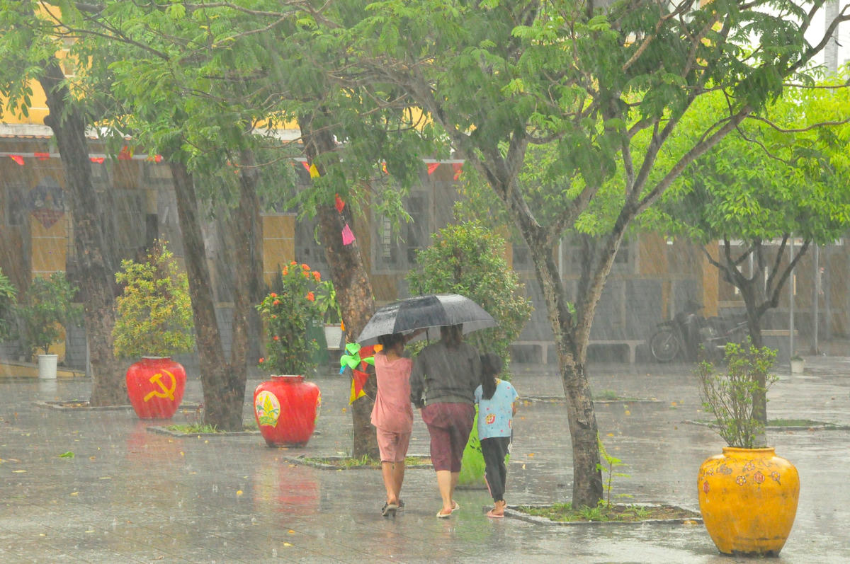 Chiều ngày 27/9, trời bắt đầu chuyển mưa với cường độ lớn dần.