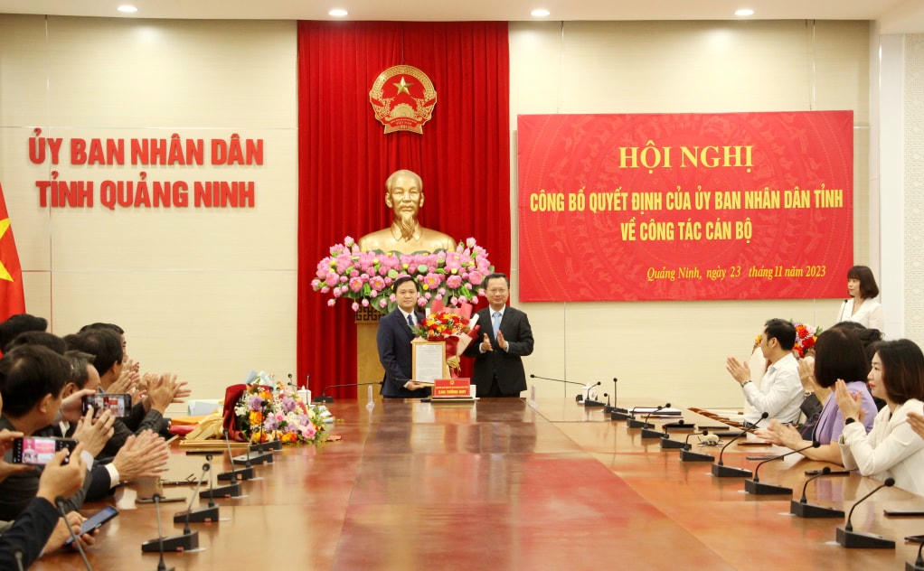 Đồng chí Cao Tường Huy, Quyền Chủ tịch UBND tỉnh trao quyết định bổ nhiệm ông Bùi Mạnh Hùng, Giám đốc Trung tâm Y tế huyện Hải Hà, giữ chức vụ Phó Giám đốc Sở Y tế.