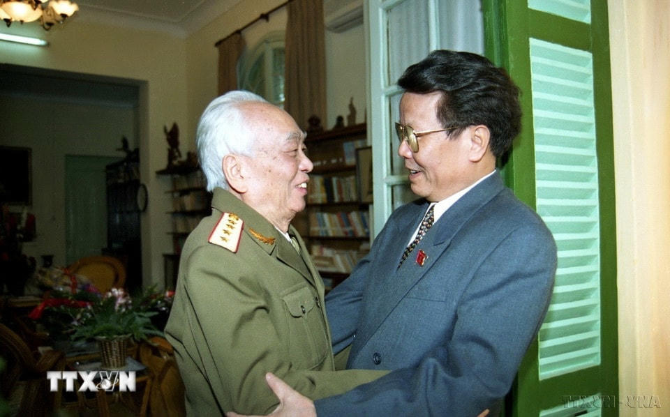 Nhân kỷ niệm 55 năm Ngày thành lập QĐNDVN, Chủ tịch nước Trần Đức Lương đến thăm Đại tướng Võ Nguyên Giáp, nguyên Ủy viên Bộ Chính trị, nguyên Bộ trưởng Bộ Quốc phòng (1999). (Ảnh: Trọng Nghiệp/TTXVN)