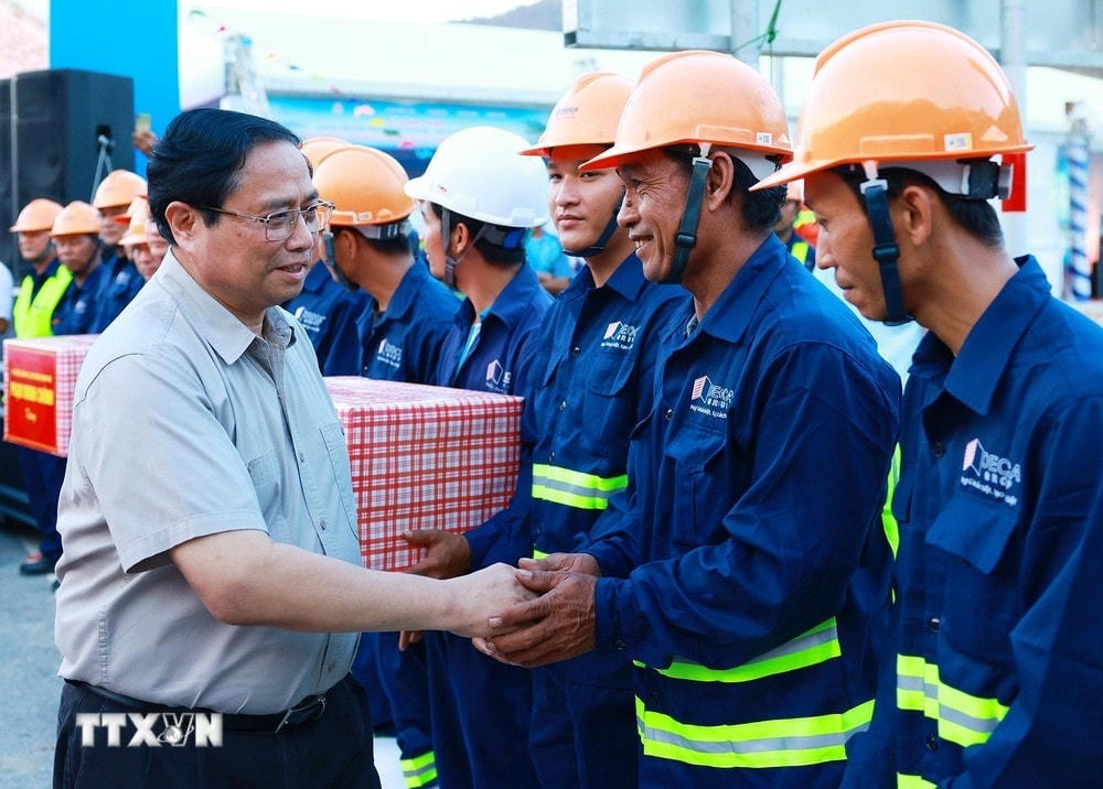 Thủ tướng Phạm Minh Chính với công nhân thi công Dự án cao tốc Cam Lâm-Vĩnh Hảo. (Ảnh: Dương Giang/TTXVN) ttxvn_cong_nhan.jpg