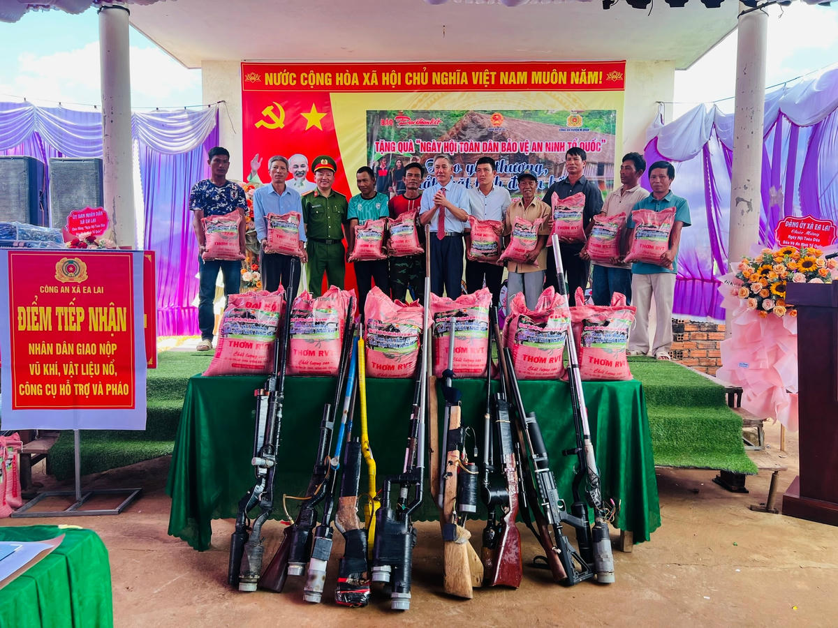 Ông Võ Đức Nhân – Chủ tịch UBND xã Ea Lai trao quà của Báo Đại Đoàn Kết cho các hộ dân.