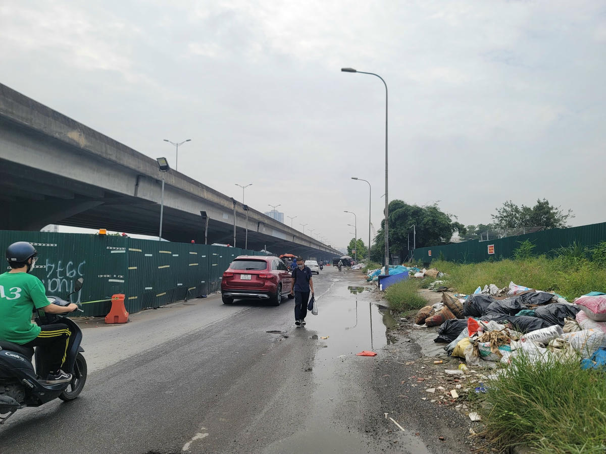 Bên rào chắn, bên rác thải khiến tuyến phố trở nên nhếch nhác.