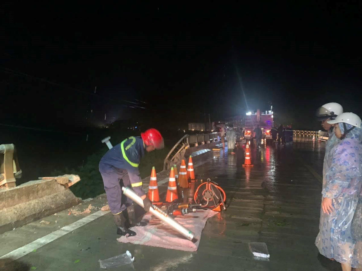 Phòng Cảnh sát Phòng cháy chữa cháy và Cứu nạn cứu hộ, Công an tỉnh Quảng Trị cho biết, đơn vị đã xuất 2 xe, phương tiện chuyên dụng cùng cán bộ chiến sĩ tham gia cứu nạn cứu hộ. Ảnh: CAQT.