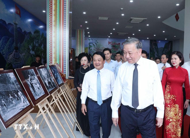 Tổng Bí thư Tô Lâm xem trưng bày ảnh chuyên đề “Chủ tịch Hồ Chí Minh và các vị tiền bối cách mạng tại tỉnh Tuyên Quang”. (Ảnh: Thống Nhất/TTXVN) ttxvn-tong-bi-thu-to-lam-lam-viec-voi-ban-thuong-vu-tinh-uy-tuyen-quang-8210161-4.jpg