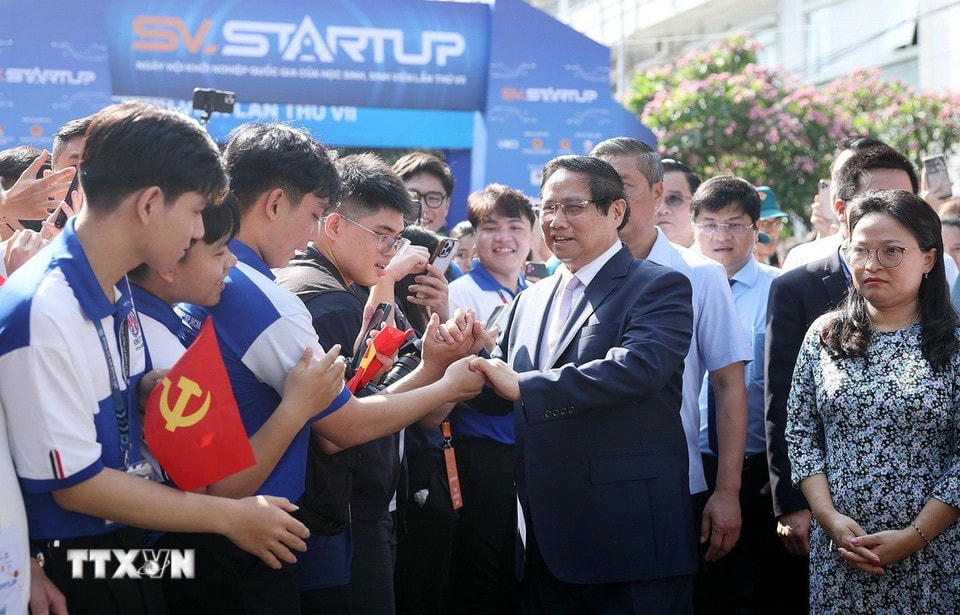 Thủ tướng Phạm Minh Chính với học sinh, sinh viên tham dự Ngày hội Khởi nghiệp quốc gia của học sinh, sinh viên lần thứ 7. (Ảnh: Dương Giang/TTXVN) ttxvn-thu-tuong-du-ngay-hoi-khoi-nghiep-quoc-gia-cua-hoc-sinh-sinh-vien-1.jpg