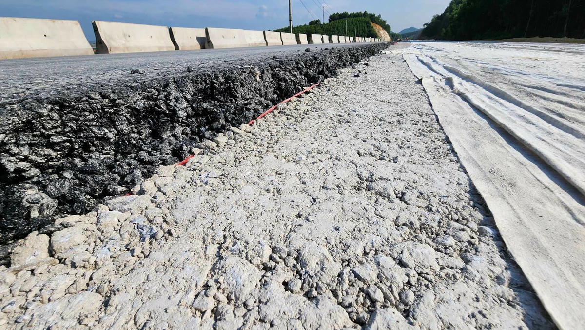 Mặt đường nhựa được đổ dày dặn. Ảnh: Ngô Hùng