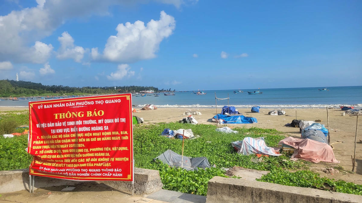 Bãi biển Thọ Quang dưới chân núi Sơn Trà chiều 13/10. Ảnh: Thanh Tùng.