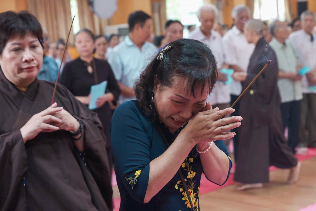 Trong làn khói hương quyện cùng tiếng tụng kinh trầm hùng, là những giọt nước mắt vì xúc động. Ảnh: Quang Vinh.