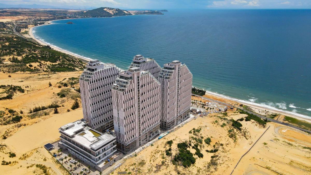 APEC Mandala Wyndham Mũi Né có tầm nhìn bao quát cung đường cát DT716 và bờ biển Mũi Né.