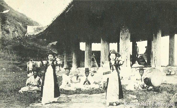 Nhạc sĩ và đội cổ vũ giải trí cho các cung thủ. Khoảng những năm 1900. Ảnh: KT.