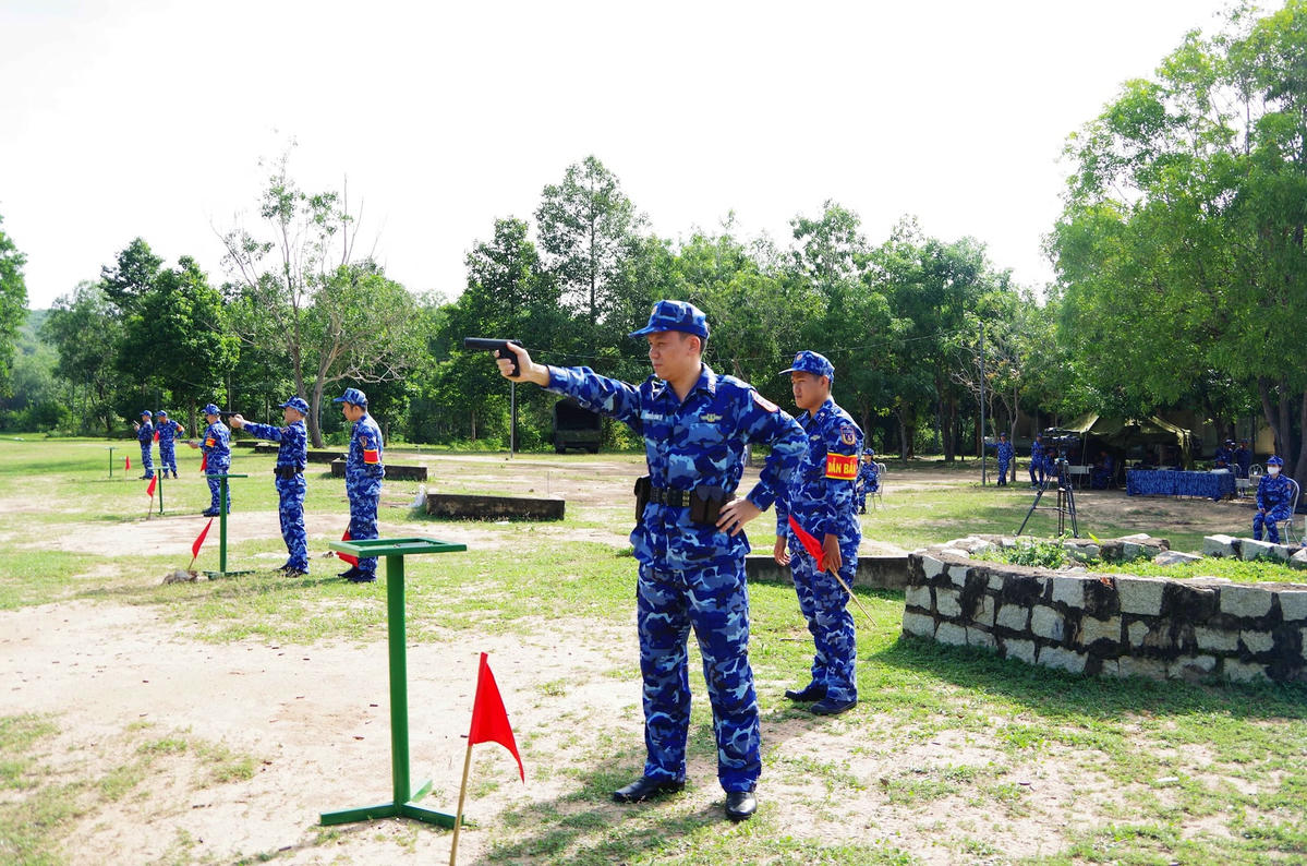 Sĩ quan thực hiện bài bắn K-54 copy