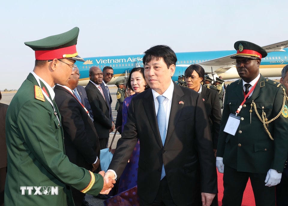 Các cán bộ, nhân viên Đại sứ quán Việt Nam tại Angola đón Chủ tịch nước Lương Cường và Phu nhân ở sân bay quốc tế Quatro de Fevereiro, thủ đô Luanda. (Ảnh: Lâm Khánh/TTXVN)