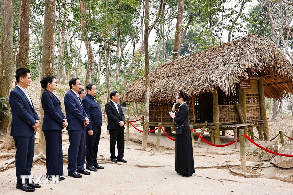 Chủ tịch Quốc hội Trần Thanh Mẫn và đoàn công tác tham quan Lán Nà Nưa, thuộc Khu di tích Quốc gia đặc biệt Tân Trào. (Ảnh: Doãn Tấn/TTXVN)