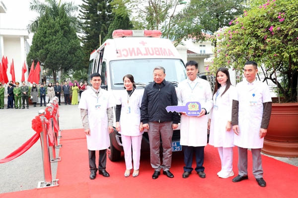 Đại tướng Tô Lâm thăm, tặng quà nhân dân và cán bộ tỉnh Sơn La -0