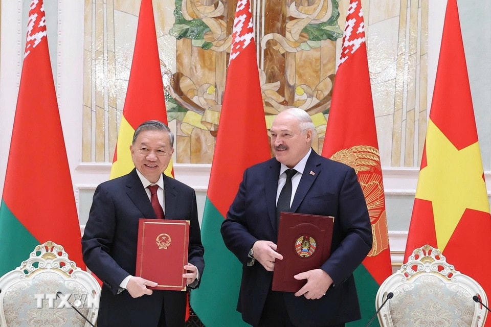 Tổng Bí thư Tô Lâm và Tổng thống Aleksandr Lukashenko ký Tuyên bố chung về việc thiết lập quan hệ Đối tác chiến lược Việt Nam-Belarus. (Ảnh: Thống Nhất/TTXVN)
