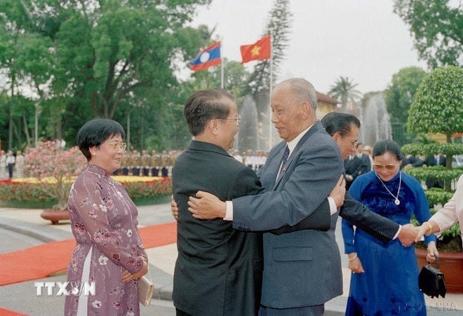Chủ tịch nước Trần Đức Lương đón Chủ tịch Đảng, Chủ tịch nước Lào Khamtay Siphandone thăm hữu nghị chính thức Việt Nam (2002). (Ảnh: Đức Tám/TTXVN) ttxvn-dong-chi-khamtai-siphandone-quan-he-vietnam-lao-17.jpg