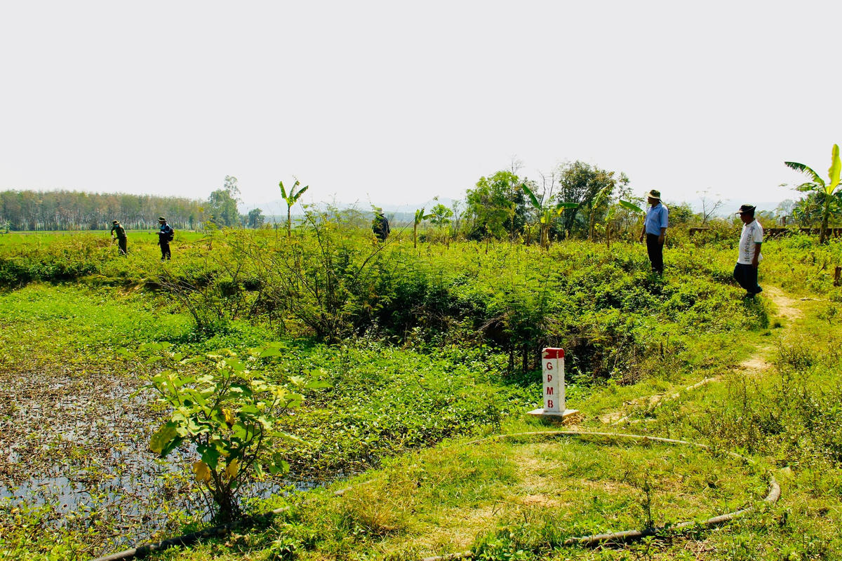 Các tổ kiểm đếm của Hội đồng bồi thường giải phóng mặt bằng tiến hành kiểm đếm theo mốc biên đã được cắm.
