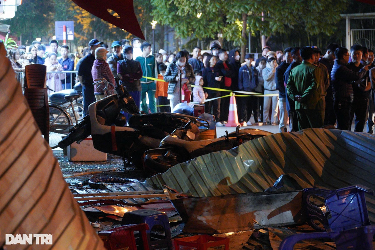 Đông đảo người dân sống xung quanh theo dõi vụ việc (Ảnh: Minh Hoàng).