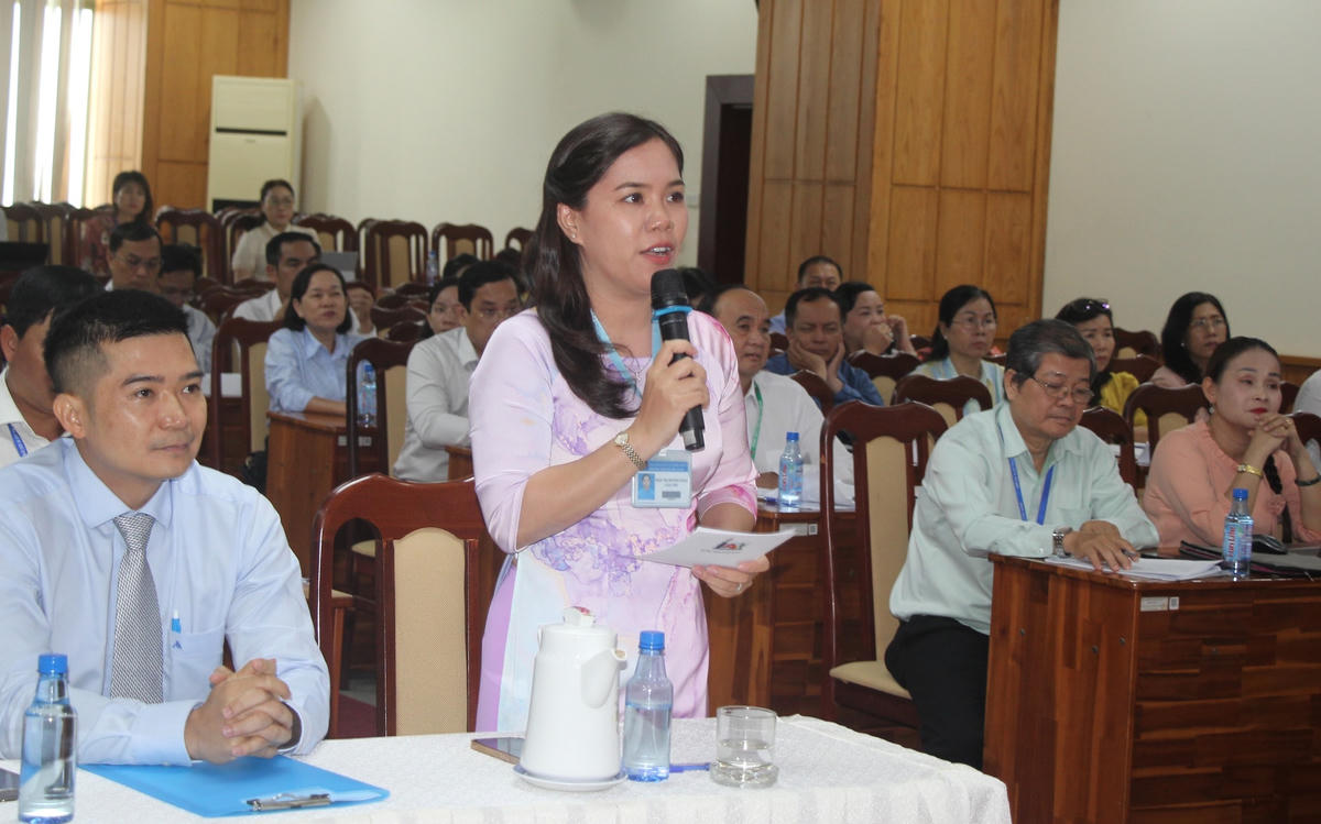 Cô Trần Thị Phương Thảo, Trường THCS Lê Anh Xuân (quận Tân Phú, TP HCM) nêu ý kiến tại buổi gặp gỡ.