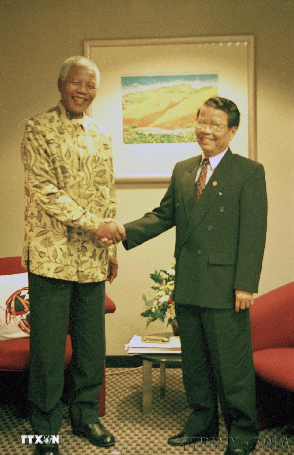 Tổng thống Nam Phi Nelson Mandela, Chủ tịch phong trào các nước không liên kết tiếp Chủ tịch nước Trần Đức Lương sang dự Hội nghị cấp cao Phong trào Không liên kết lần thứ 12 tại Nam Phi (9/1998). (Ảnh: Trọng Nghiệp/TTXVN)