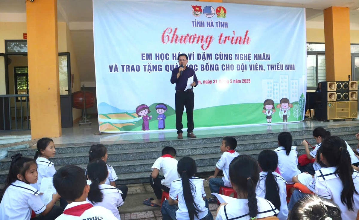 Hơn 40 năm qua, Nghệ nhân Nguyễn Tiến Khởi trở thành ông cố vấn cho rất nhiều trường học, đơn vị, tổ chức. Ảnh Hạnh Nguyên.