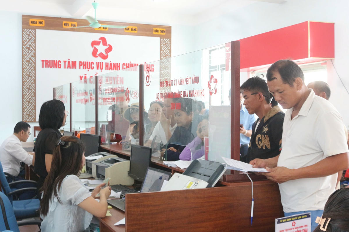 TTPVHCC xã Cẩm Xuyên rất đông người dân đến giao dịch trong ngày đầu vận hành chính quyền 2 cấp. Ảnh HN.