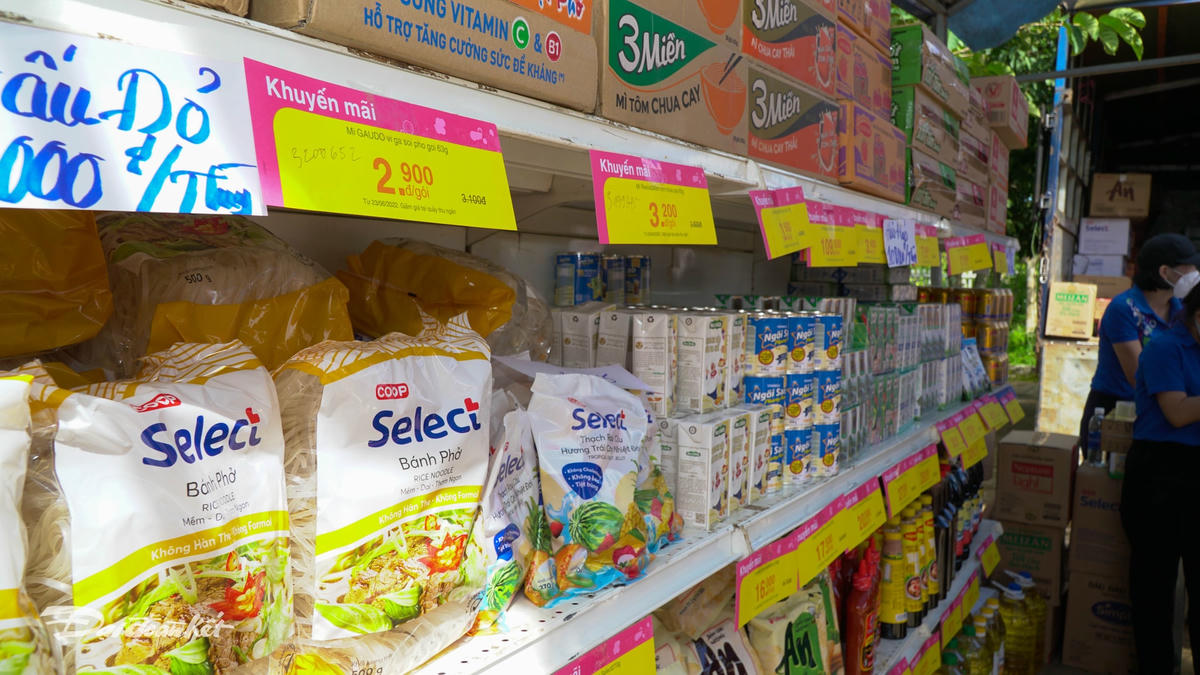 Các sản phẩm trong phiên chợ rất đa dạng, phần lớn là các nhu yêu phẩm, phục vụ cho nhu cầu đời sống hằng ngày.