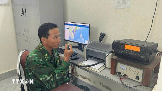 Bộ đội Biên phòng các đồn, trạm tại tỉnh Quảng Trị sắp xếp, kêu gọi tàu thuyền vào bờ tránh, trú bão. (Ảnh: TTXVN phát) ttxvn-bao-so-5-quang-tri-1.jpg