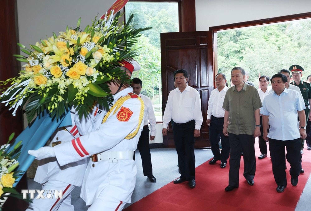 Chiều 9/6, Chủ tịch nước Tô Lâm đến thăm, dâng hương tưởng niệm Đại tướng Võ Nguyên Giáp tại Khu Di tích Quốc gia đặc biệt rừng Trần Hưng Đạo - nơi thành lập Đội Việt Nam Tuyên truyền giải phóng quân, nay là Quân đội Nhân dân Việt Nam tại xã Tam Kim, huyện Nguyên Bình, tỉnh Cao Bằng. (Ảnh: Nhan Sáng/TTXVN) ttxvn_to_lam_1.jpg