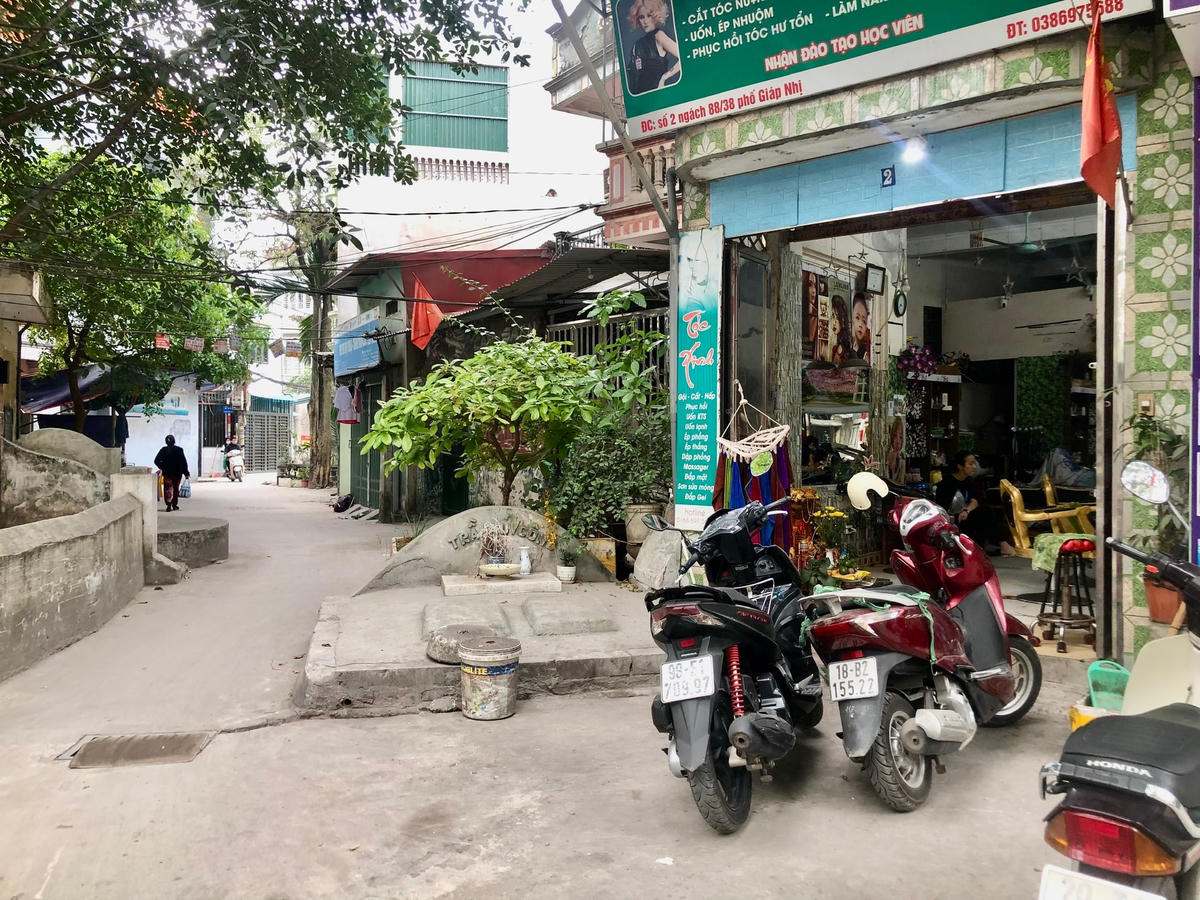 Đi sâu dần vào bên trong, rải rác những ngôi mộ nằm ở những vị trí rất lạ.