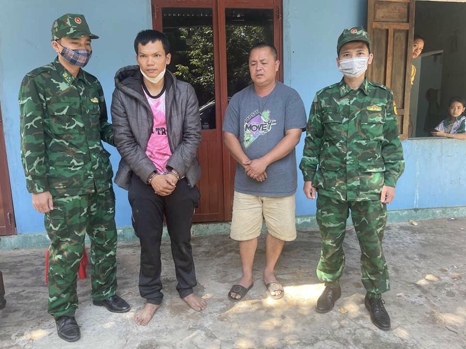 Các đối tượng đã bỏ chạy khi bị lực lượng chức năng phát hiện đang bốc xếp pháo nổ.