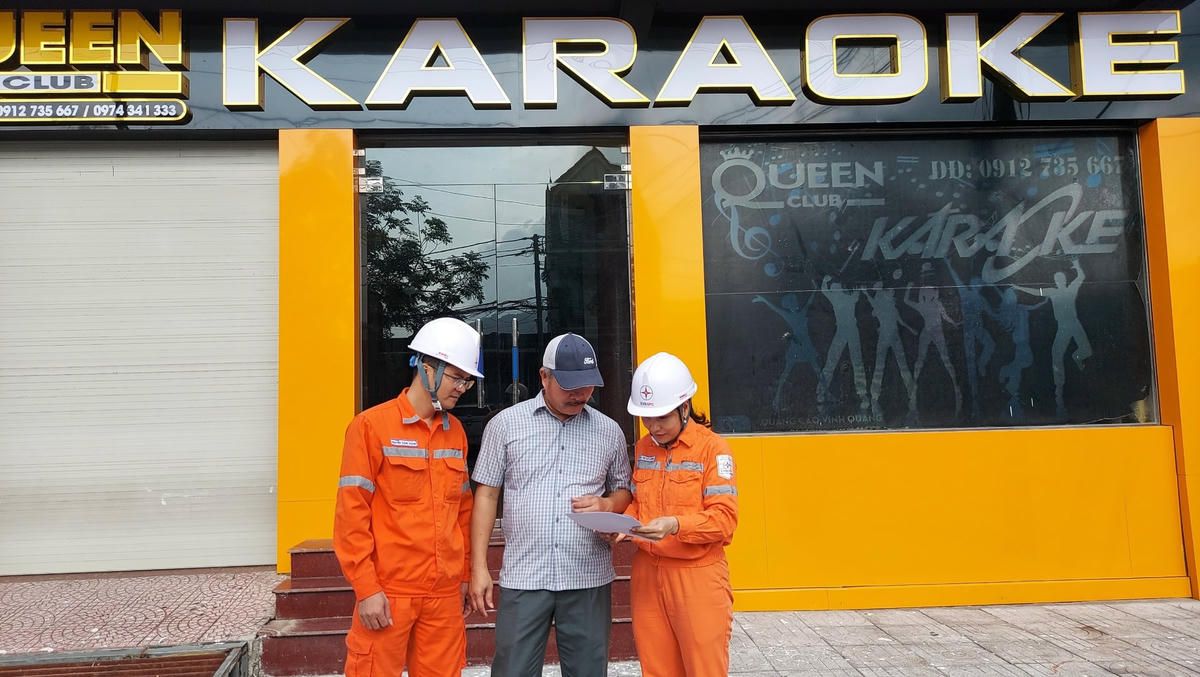 Gửi tới các khách hàng trong khu vực cuốn “cẩm nang ATĐ và PCCC”.