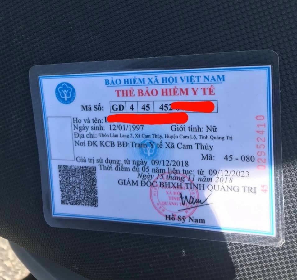 Đồ dùng cá nhân cô gái bỏ lại trên cầu.