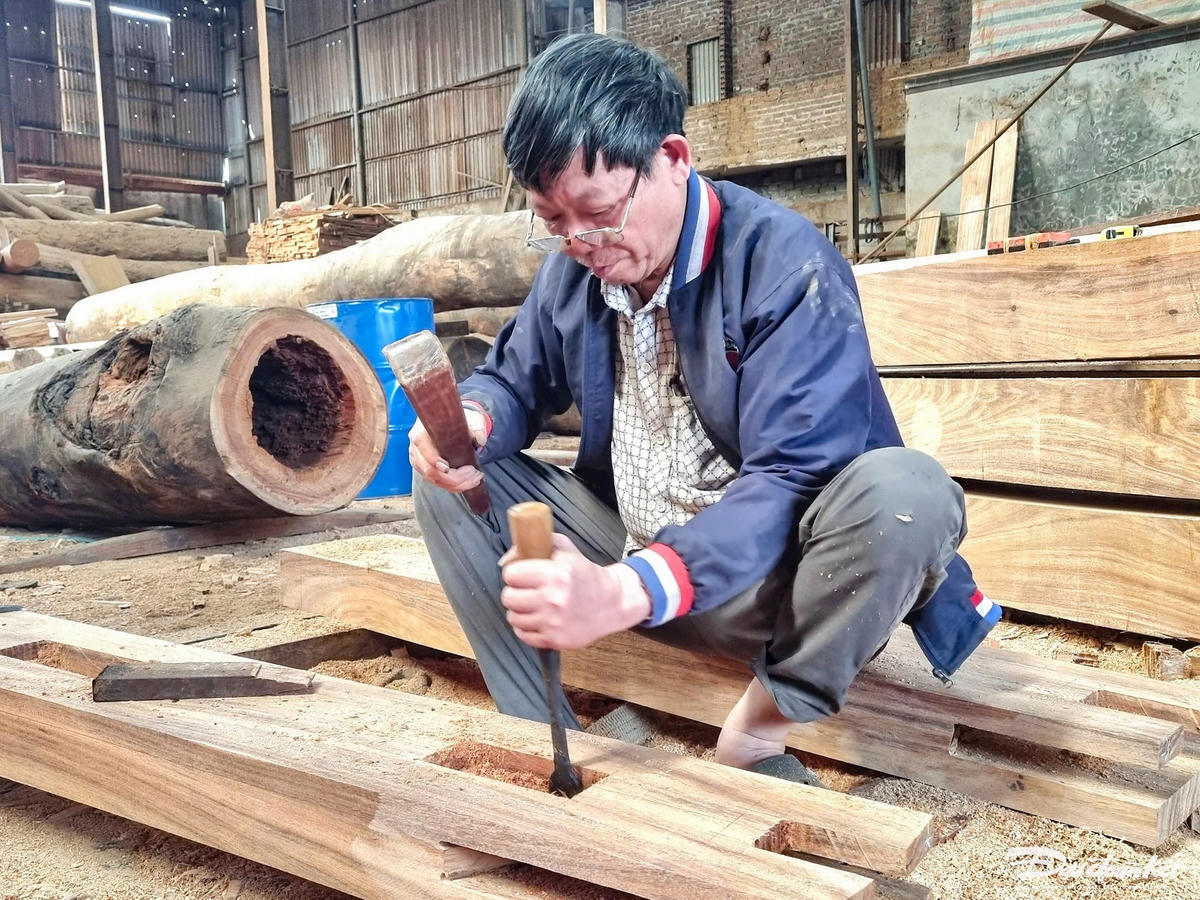 Theo các chủ xưởng mộc tại làng nghề cho biết: Nhìn chung, một sản phẩm mộc thường có giá từ vài triệu đồng trên 1m2, cao hơn hẳn so với các sản phẩm làm bằng chất liệu khác. Tuy giá thành khá đắt nhưng so về tính thẩm mĩ, độ bền và sang trọng thì khách hàng vẫn ưa chuộng hàng mộc. Nhờ có dấu ấn làng nghề, thương hiệu lâu năm nên các xưởng ở đây đều đã có một tệp khách nhất định, buôn bán ổn định trong năm. Ảnh: Đình Minh