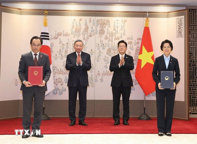ttxvn-tong-bi-thu-trao-van-kien-viet-nam-han-quoc-1.jpg