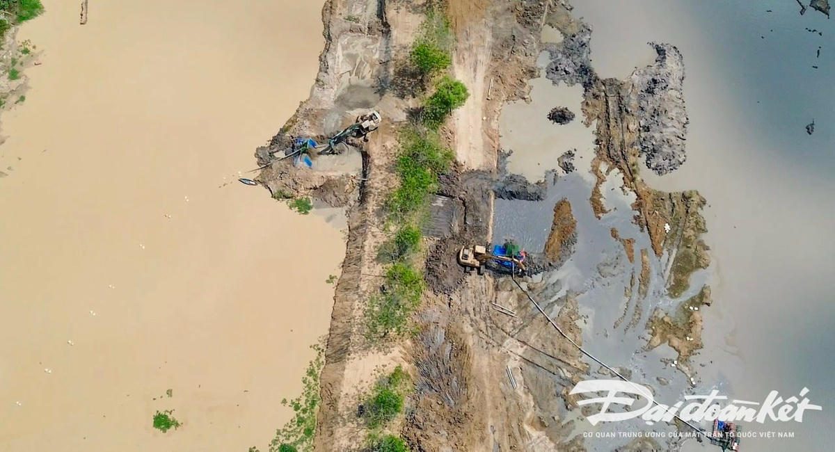 2 chiếc máy hút liên tục hút cát tại một khu vực khai thác khoảng sản trái phép ở thị trấn Đức Tài. Ảnh PV Nguyên Vũ chụp ngày 4/4/2024.