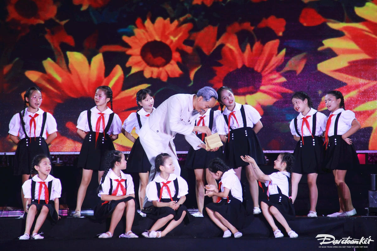 khoảnh khắc xúc động giữa Bác Hồ với thiếu nhi. Ảnh: Phạm Sỹ.