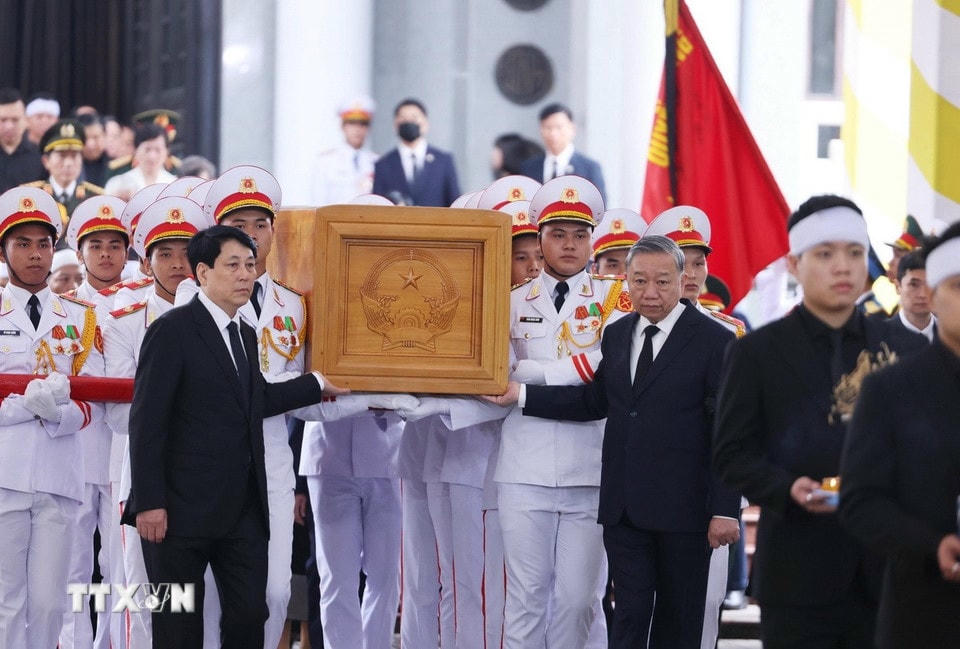 Các đồng chí lãnh đạo Đảng, Nhà nước chuyển linh cữu nguyên Chủ tịch nước Trần Đức Lương. (Ảnh: TTXVN)