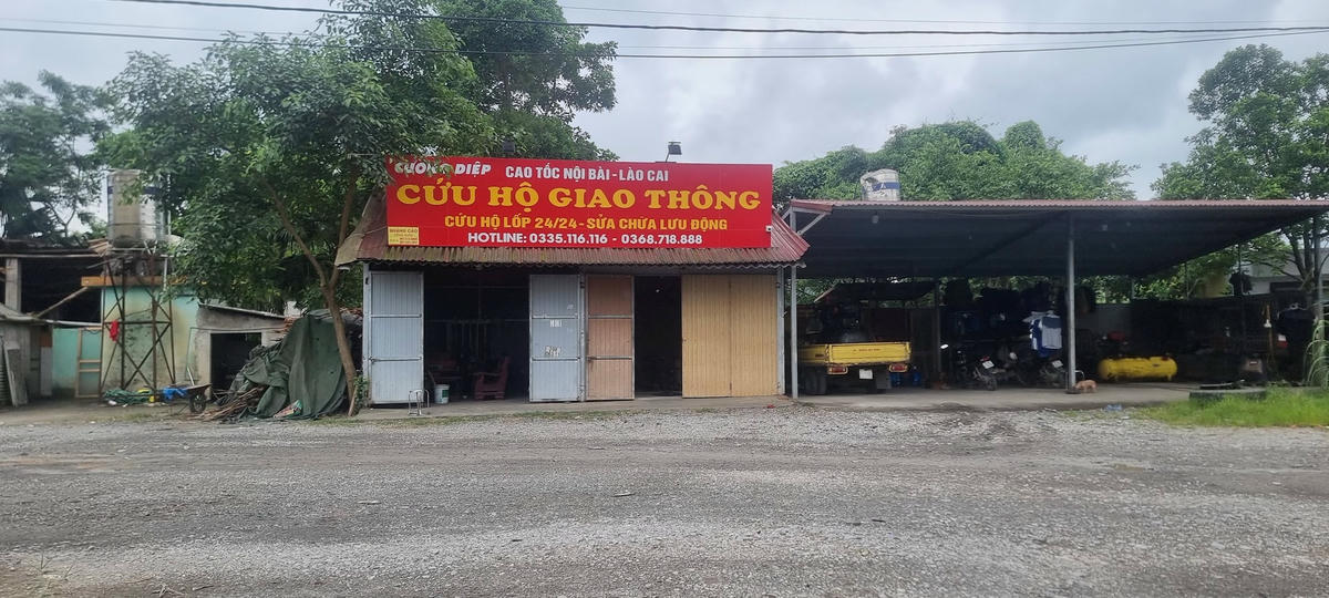 Cứu hộ tại trạm dừng nghỉ Km171 + 500. Ảnh: Hà An.