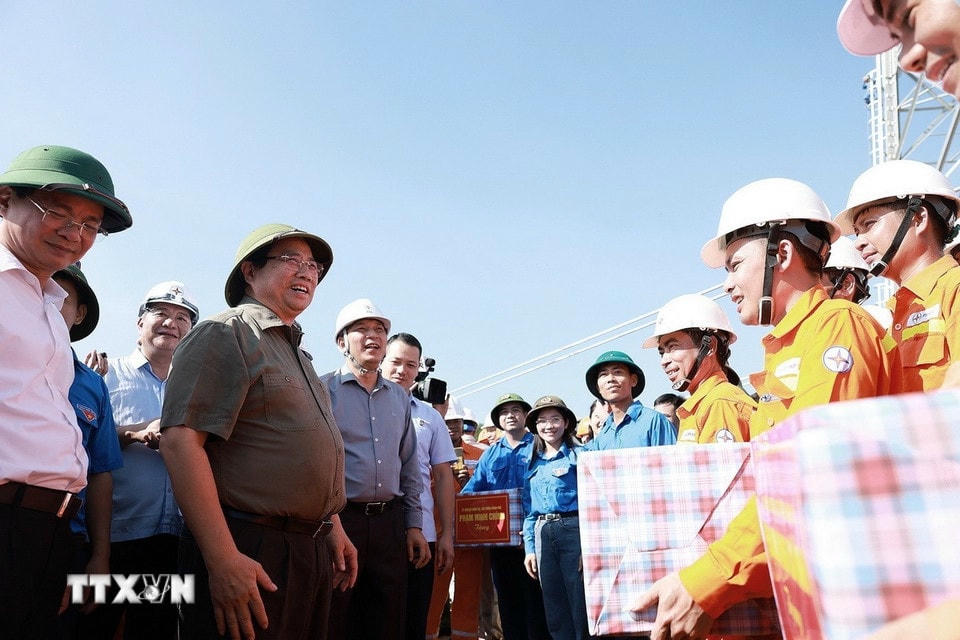 Thủ tướng Phạm Minh Chính tặng quà cho các đơn vị thi công Dự án Đường dây 500kV Lào Cai-Vĩnh Yên trên địa bàn xã Thái Hòa, tỉnh Phú Thọ. (Ảnh: Dương Giang/TTXVN)