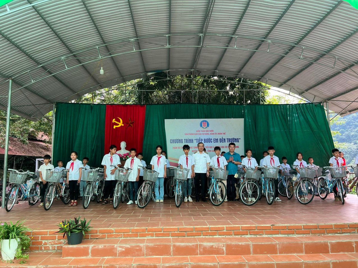 Tặng 50 chiếc xe đạp cho các em học sinh có hoàn cảnh khó khăn vươn lên học tốt. Ảnh: TRẦN HUYỀN